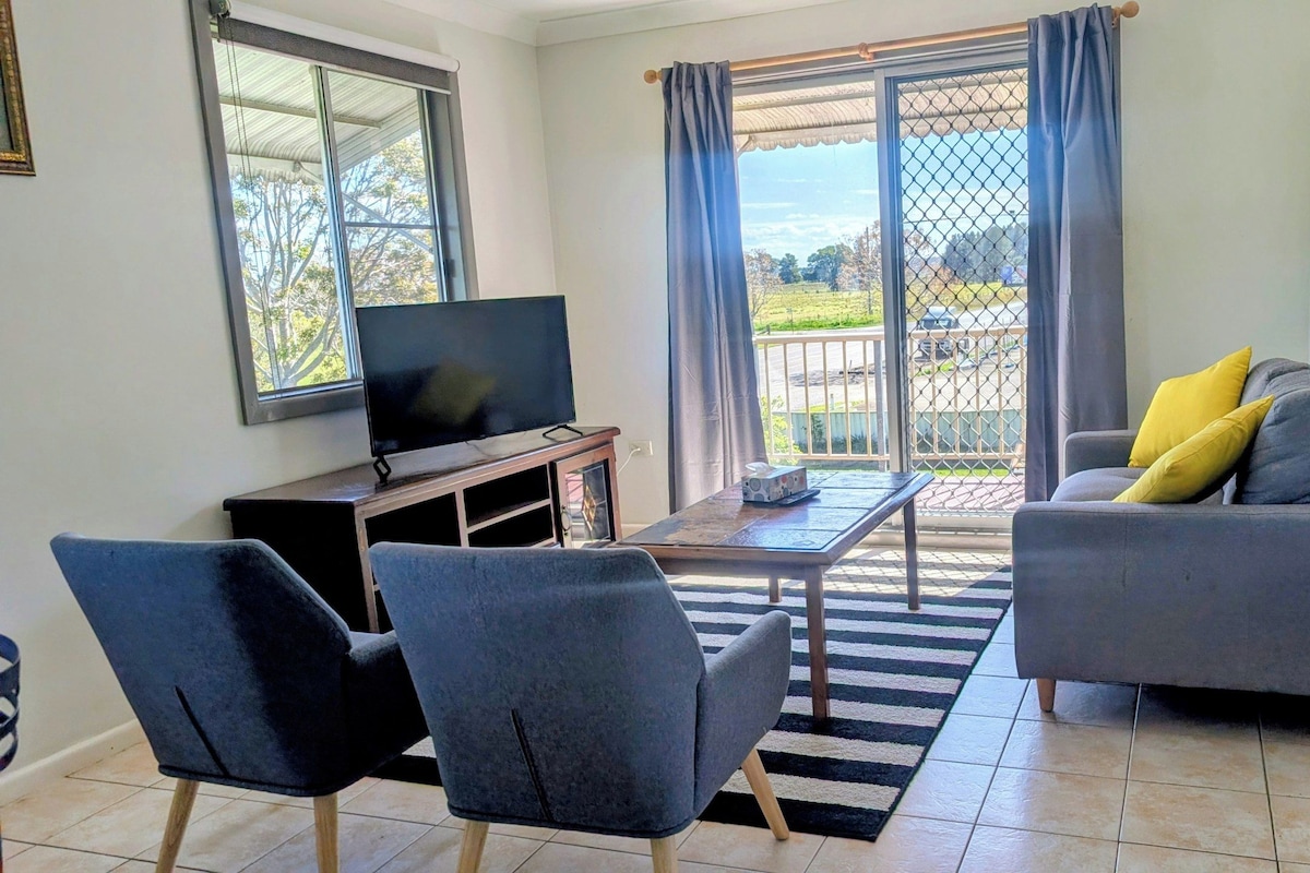 Apartment, 2 Schlafzimmer, Gartenblick | Wohnbereich | Fernseher