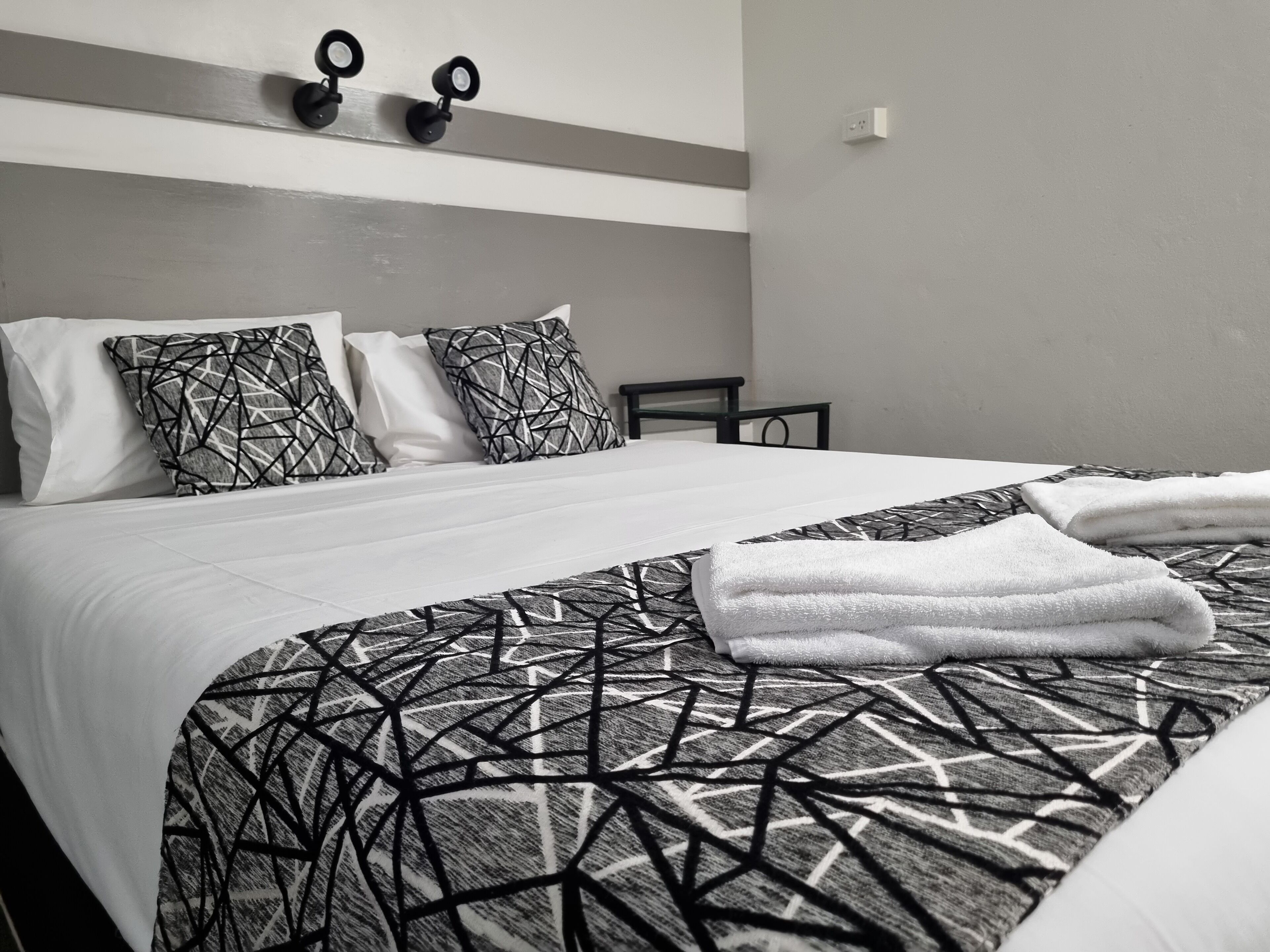 書桌、筆電工作空間、免費無線上網、床單