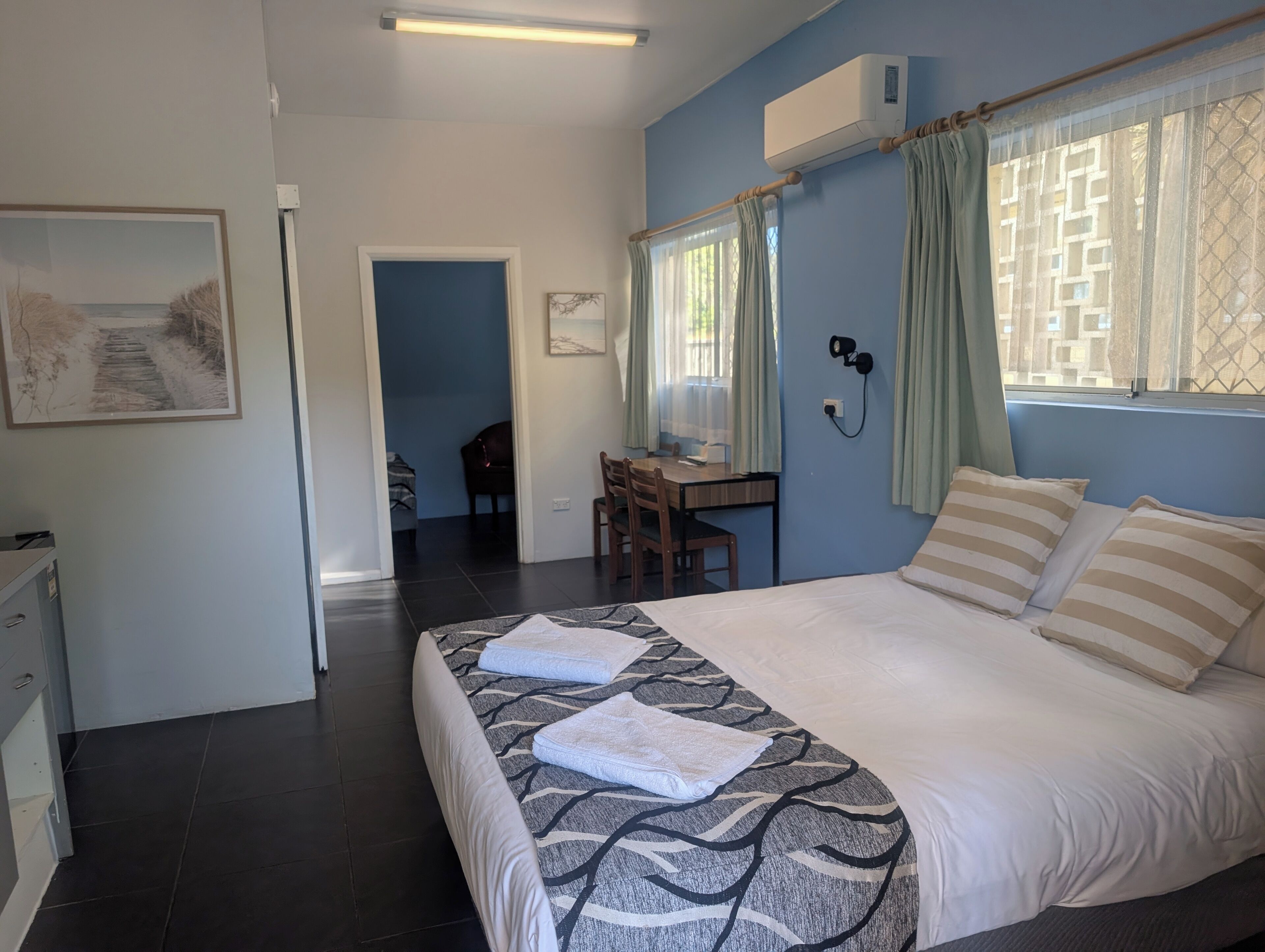 Kamar Twin Klasik | Meja kerja, ruang kerja ramah laptop, Wi-Fi gratis, dan seprai linen