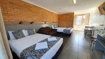 Family Twin Room | Desk, laptop workspace, free WiFi, bed sheets