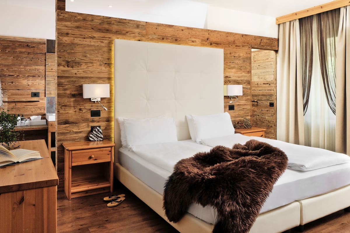 Mountain Room | 1 bedroom, minibar, in-room safe, individually decorated