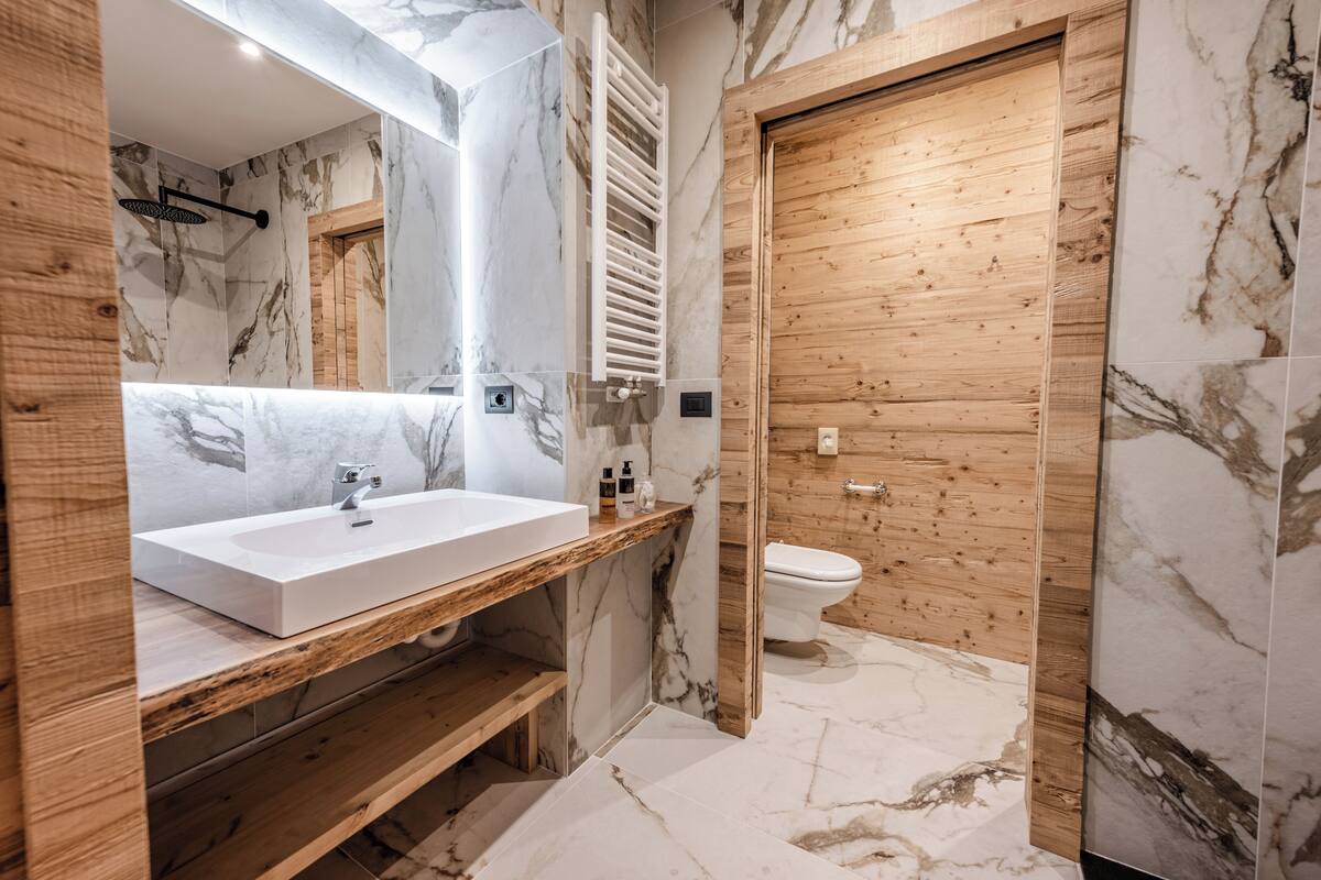 deluxe suite | bathroom | free toiletries, hair dryer, bathrobes, slippers