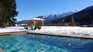 Innenpool, Außenpool, geöffnet von 09:00 Uhr bis 19:30 Uhr, Liegestühle