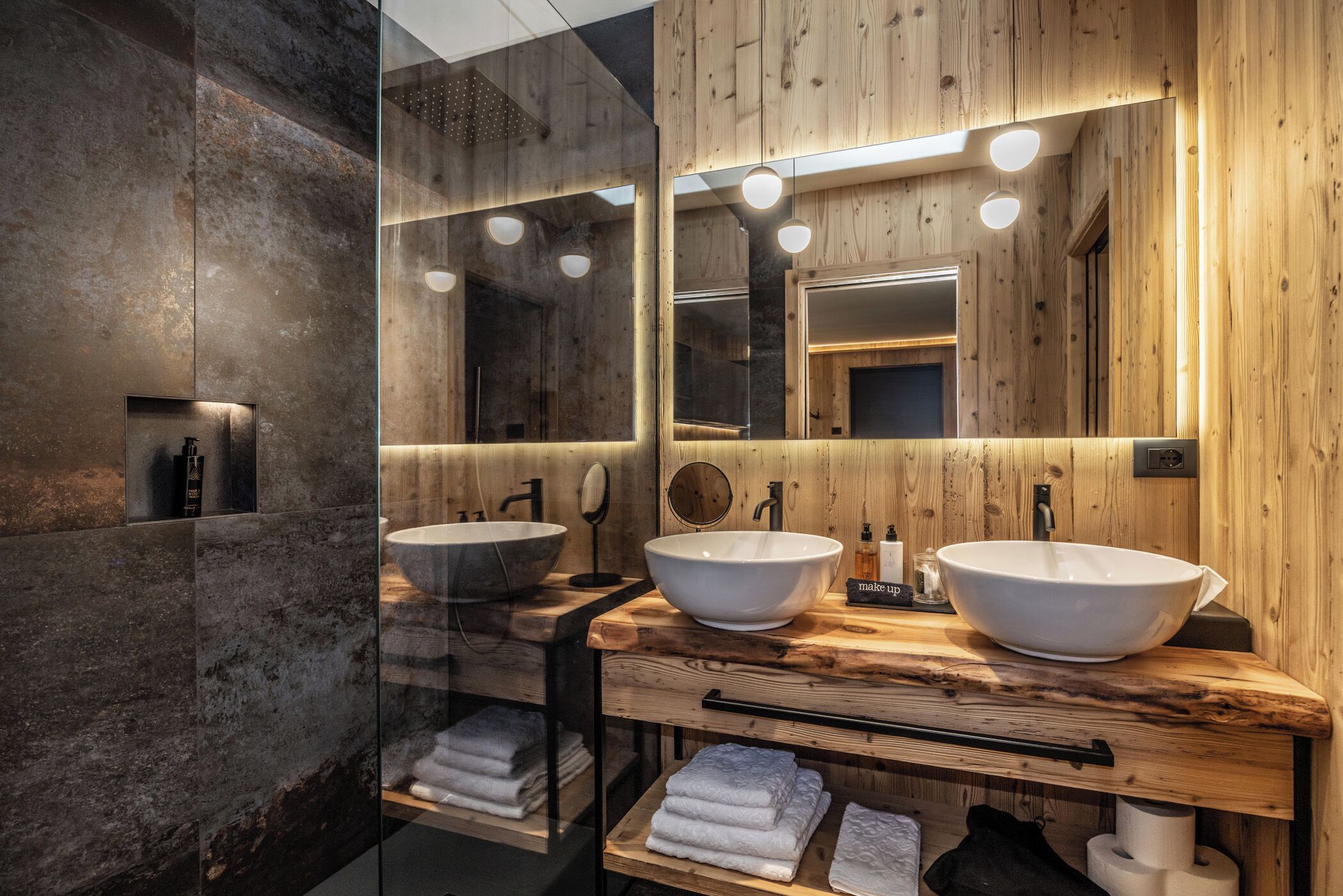 Chalet | Badezimmer | Kostenlose Toilettenartikel, Haartrockner, Bademäntel, Hausschuhe