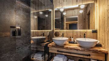 Chalet | Badezimmer | Kostenlose Toilettenartikel, Haartrockner, Bademäntel, Hausschuhe