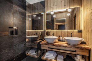 Chalet | Bathroom | Free toiletries, hair dryer, bathrobes, slippers - Boutique Hotel and Chalets Salvadori (Mezzana)