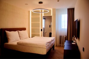 Luxe beddengoed, bedden met traagschuimmatrassen, een kluis op de kamer