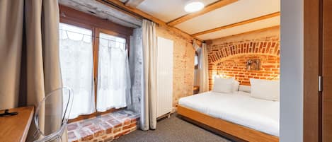 Heritage Double room | Minibar, in-room safe, desk, laptop workspace