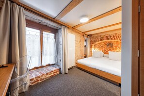 Heritage Double room | Minibar, caja de seguridad en la habitación y escritorio 
