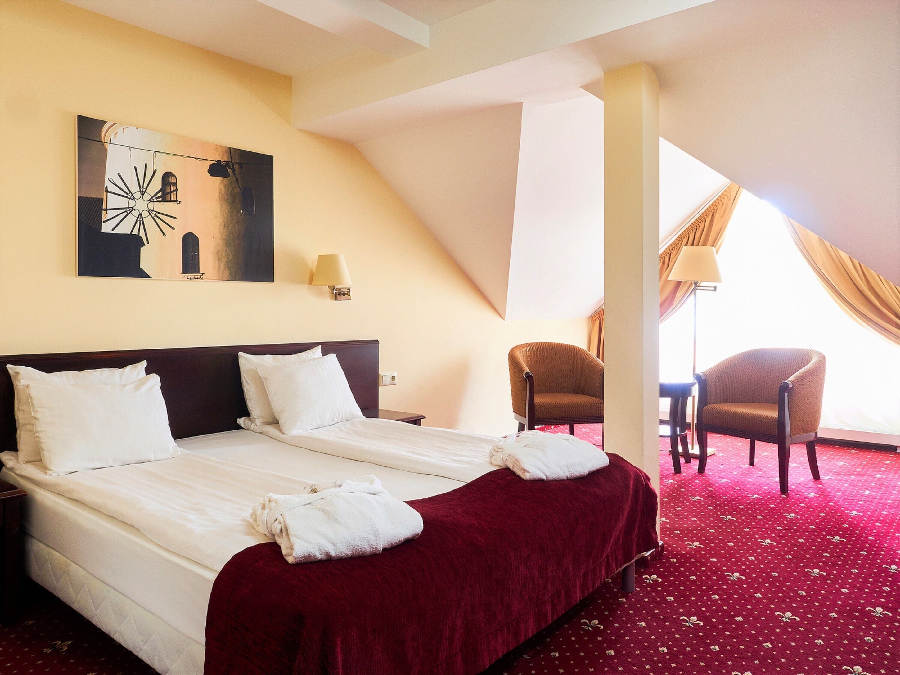 Minibar, coffres-forts dans les chambres, bureau