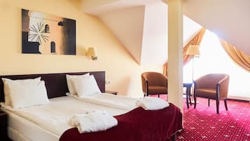 Minibar, coffres-forts dans les chambres, bureau