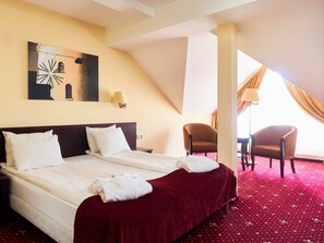 ميني بار وخزنة داخل الغرفة ومكتب ومساحة عمل للكمبيوتر المحمول