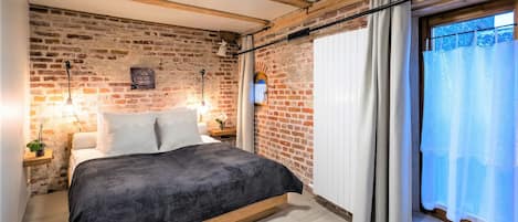 Minibar, caja de seguridad en la habitación y escritorio