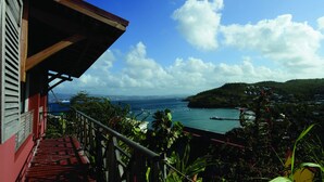 En balkon med udsigt over havet og en fjerntliggende ø.