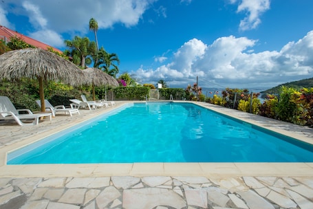Una piscina al aire libre