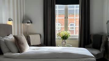 Deluxe Twin Room | Hypo-allergenic bedding, desk, iron/ironing board, rollaway beds