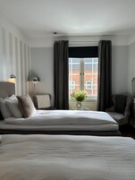 Ropa de cama hipoalergénica, escritorio y tabla de planchar con plancha 