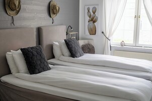 Ropa de cama hipoalergénica, escritorio y tabla de planchar con plancha