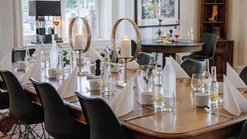 Der serveres morgenmad, frokost og aftensmad