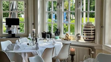 Frühstück, lokale und internationale Küche, Blick auf den Garten
