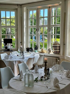 아침 식사, 점심 식사, 저녁 식사 제공, 현지 및 세계 요리, 정원 전망