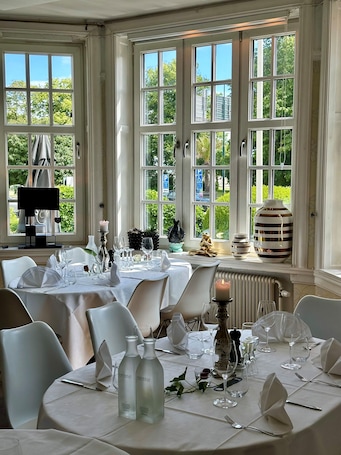 Se sirven desayunos y cocina local e internacional, con vista al jardín