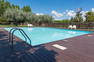 Una piscina al aire libre de temporada