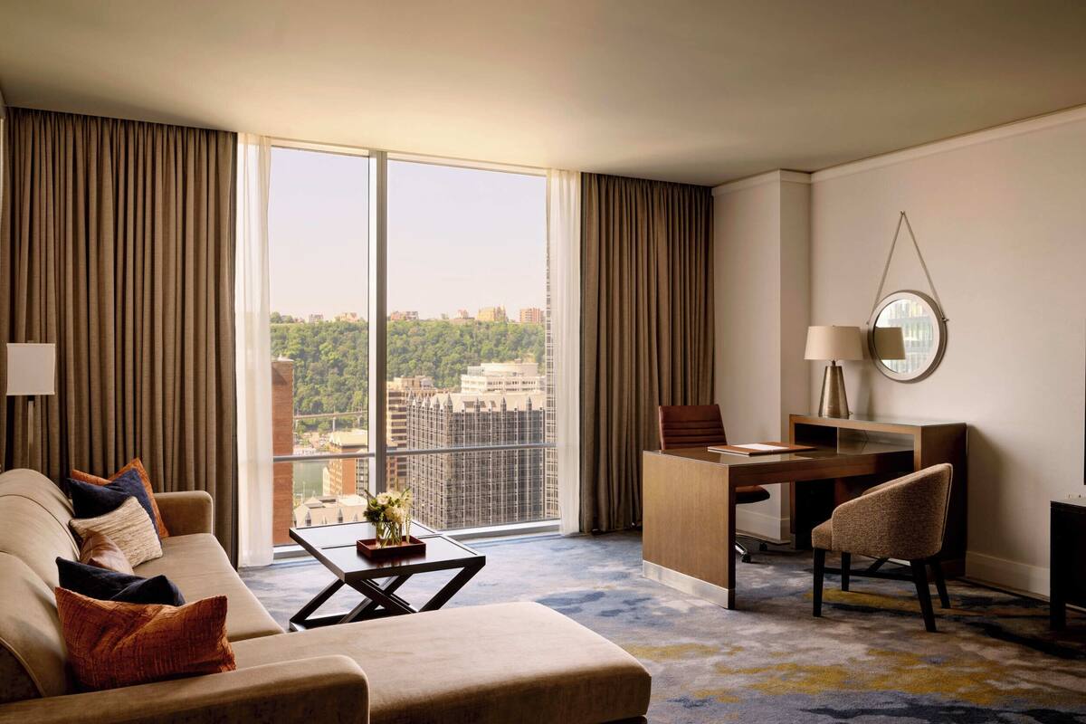 Executive Suite, 1 King Bed with Sofa bed (Mt Washington) | Minibar, in-room safe, desk, blackout drapes