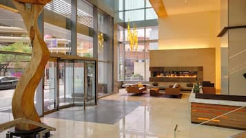 2 bars/lounges