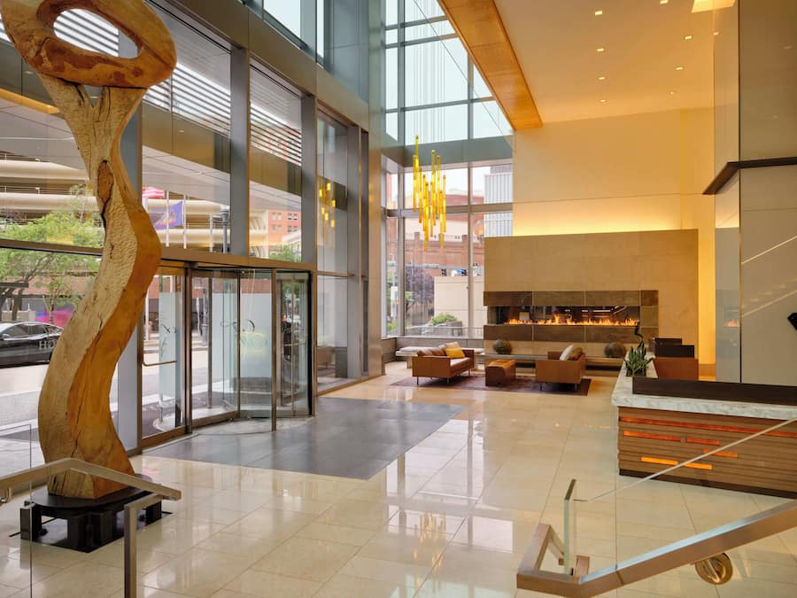 2 bars/lounges