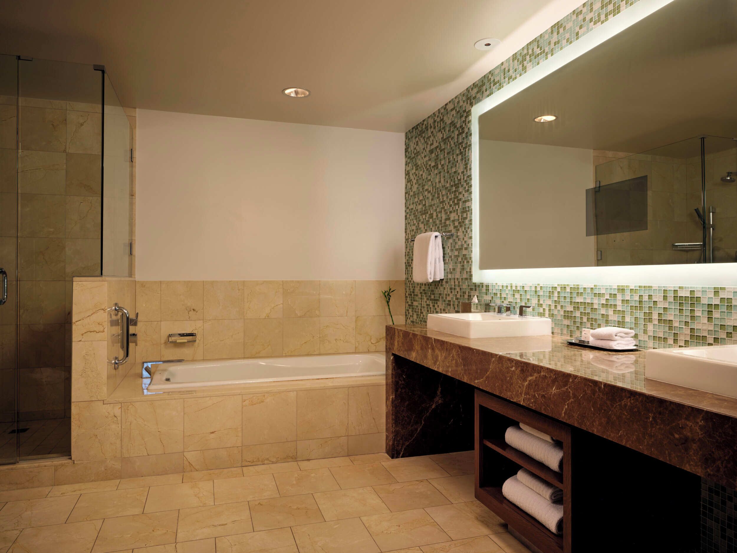 Suite, 1 chambre | Salle de bain | Baignoire et douche séparées, baignoire relaxante profonde