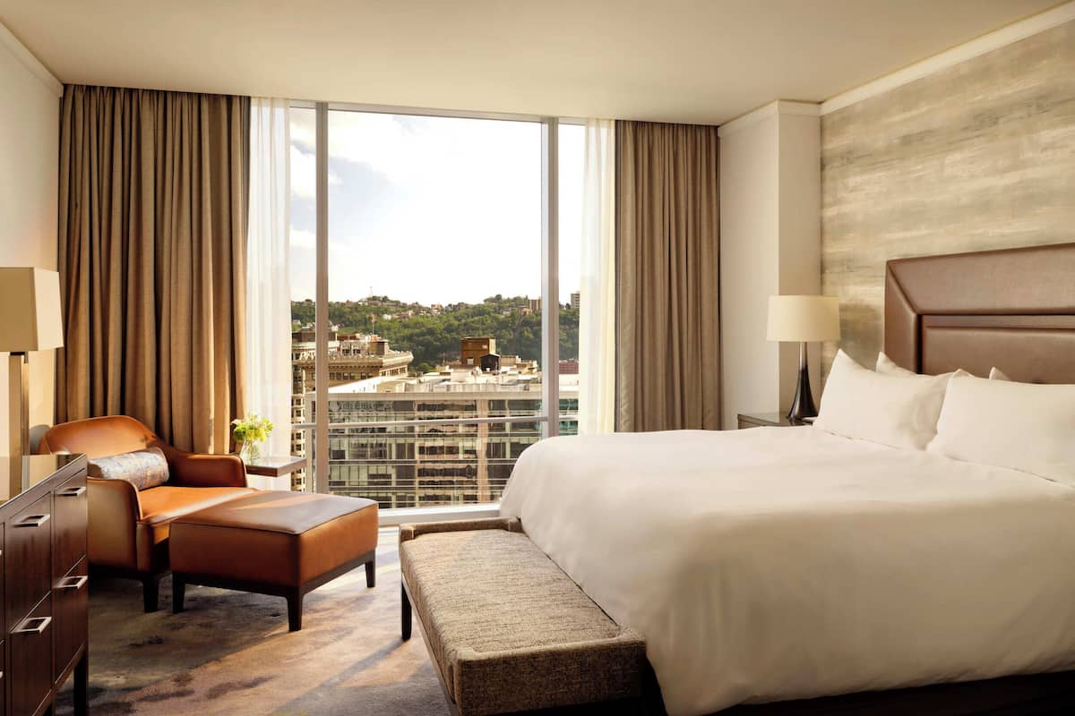Executive Suite, 1 King Bed with Sofa bed, River View | Minibar, in-room safe, desk, blackout drapes