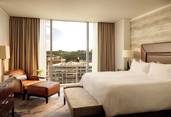 Executive Suite, 1 King Bed with Sofa bed, River View