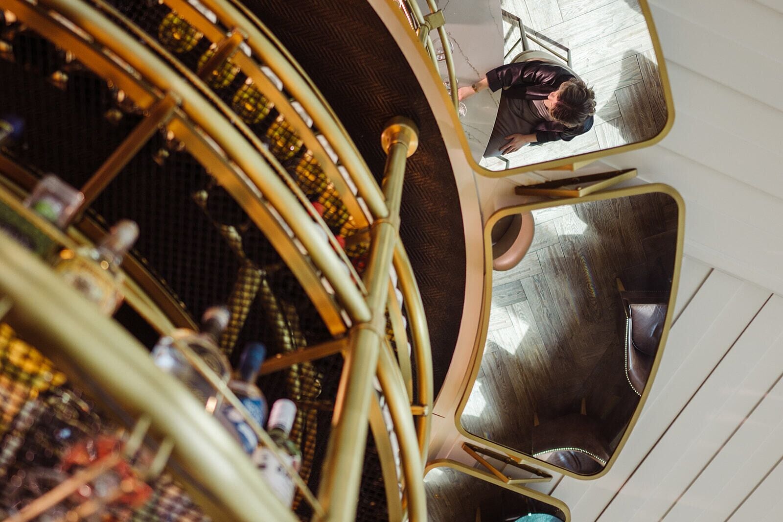 2 restaurants, breakfast, lunch, dinner served; american cuisine