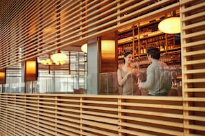 2 bars/lounges