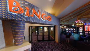 Un salón de bingo con suelo estampado y un gran letrero de bingo en la pared.