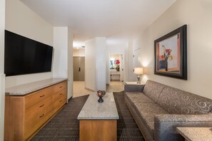 Lyxsvit - 1 kingsize-säng - balkong - utsikt mot bergen | Strykjärn/strykbräda, extrasängar, gratis wi-fi och sängkläder