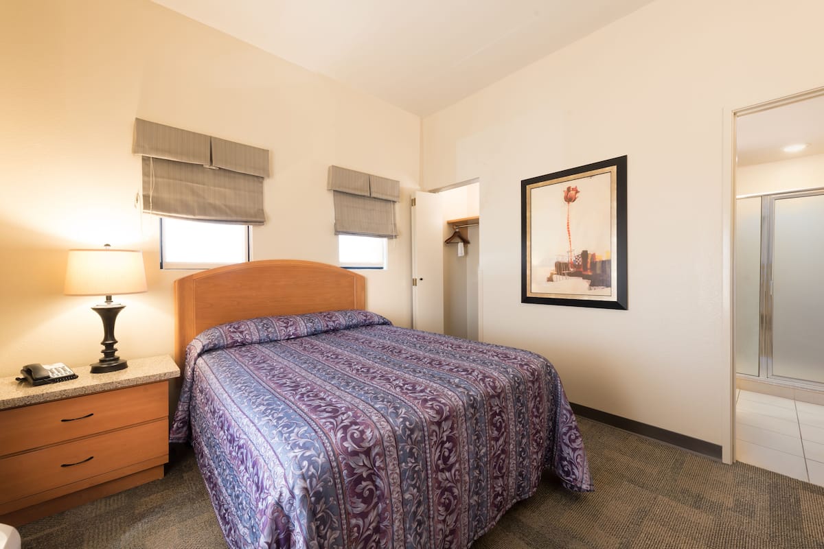 Junior Suite, 1 Queen Bed | 1 bedroom, iron/ironing board, rollaway beds, free WiFi