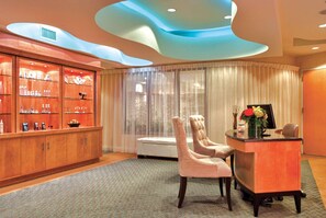 Lobby - Viana Hotel and Spa, Trademark Collection by Wyndham (Westbury)