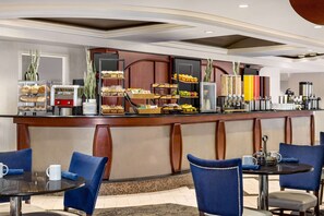Petit déjeuner buffet servi en supplément les week-ends