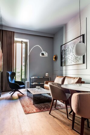 Junior Suite, Balcony (Square View) | Living area