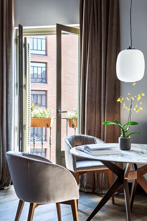 Suite, 1 Bedroom, Balcony (Square View) | Living area