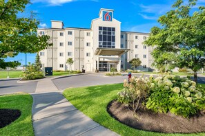 Exterior - Motel 6 Kingston, ON (Kingston)