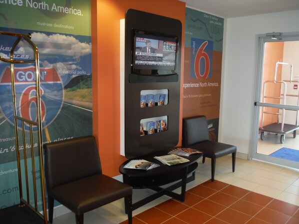 Lobby sitting area - Motel 6 Kingston, ON (Kingston)