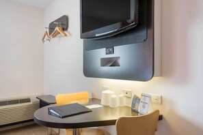 Blackout drapes, iron/ironing board, free WiFi, bed sheets - Motel 6 Kingston, ON (Kingston)