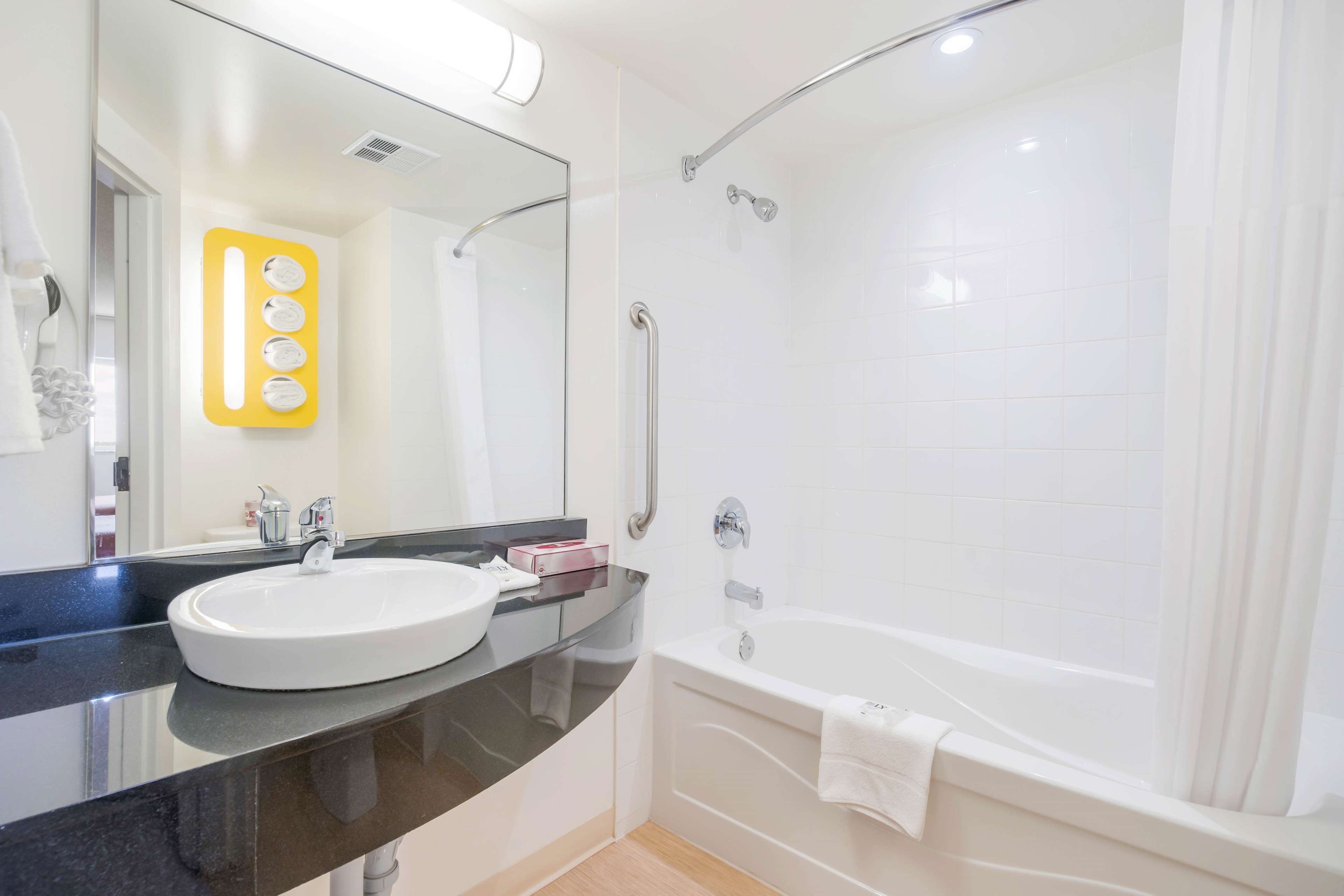 Photo - Motel 6-Kingston, ON