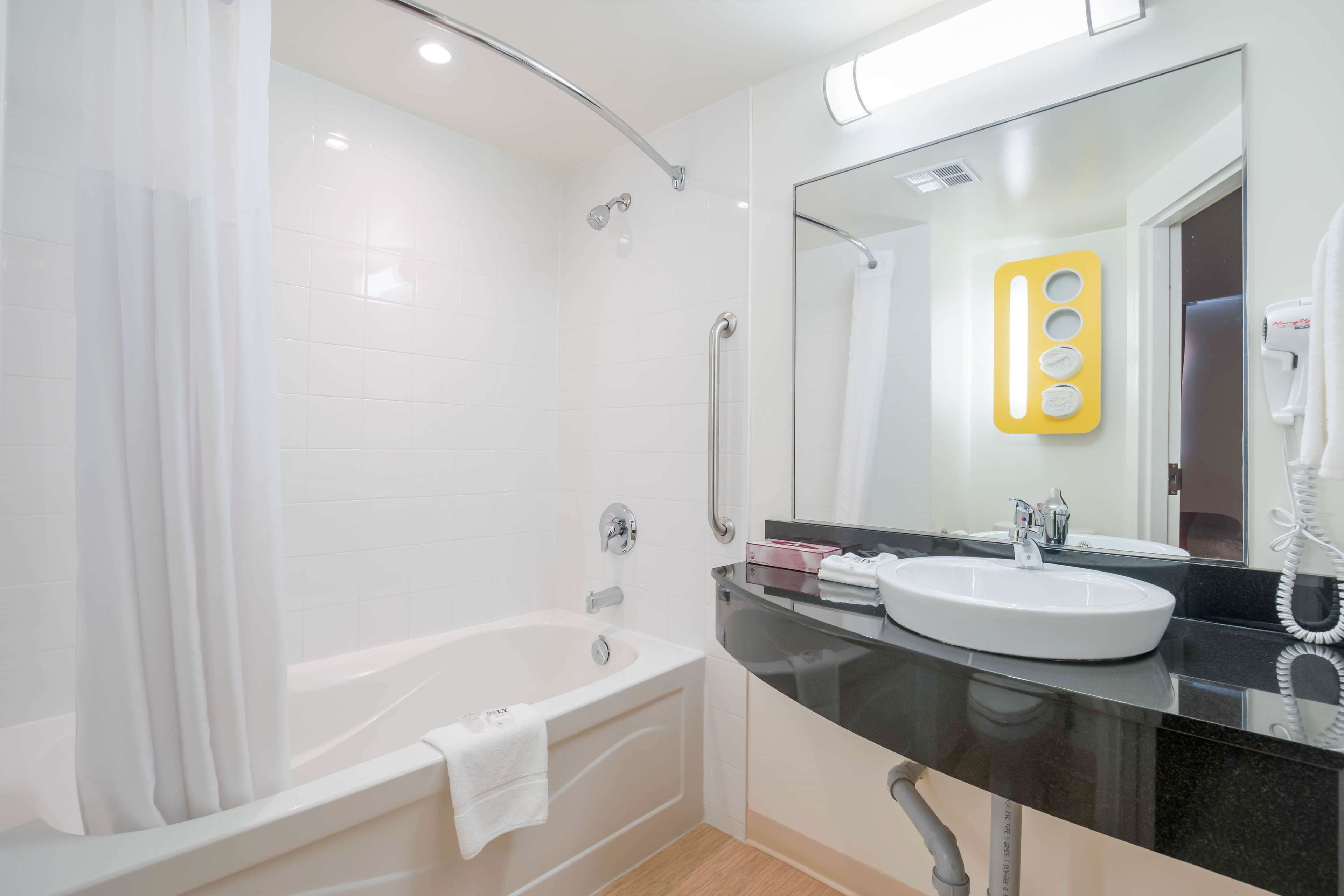 Photo - Motel 6-Kingston, ON