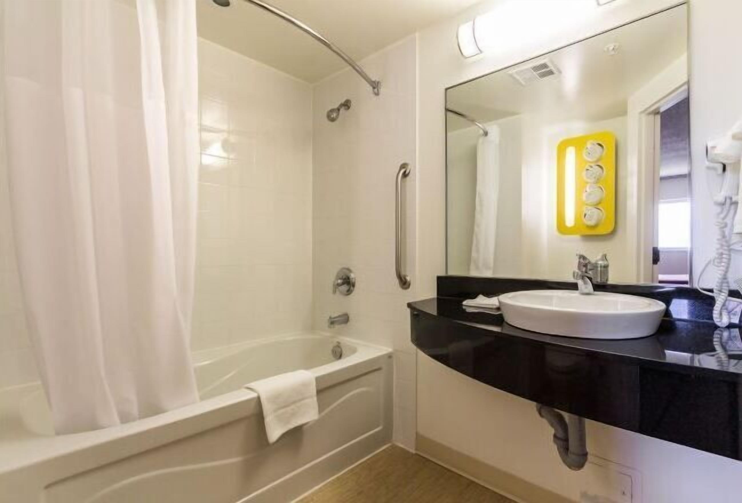 Toalettartikler (inkludert), hårføner og håndklær