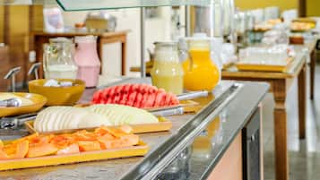 Un bufé con diversas opciones de comida y bebidas.