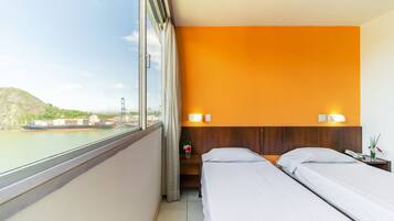 Frigobar, escrivaninha, Wi-Fi de cortesia, roupa de cama